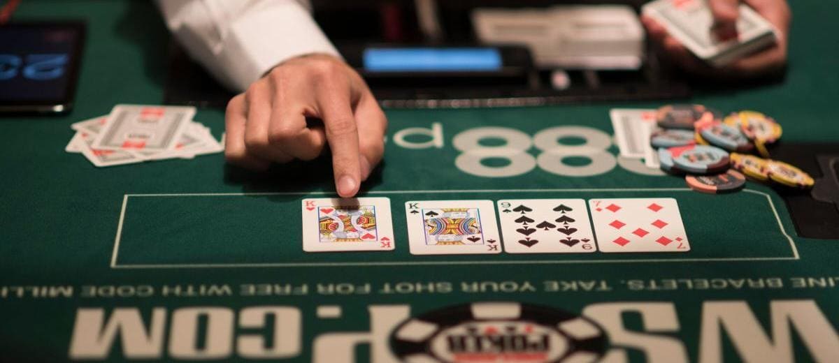 Online Poker vs Live Dealer Poker: Which One to Play?